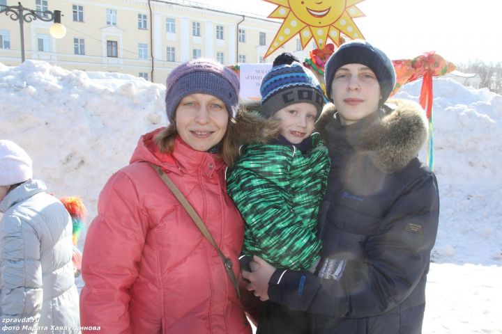 Жители и гости Зеленодольска широко отметили Масленицу горячими блинами и веселыми забавами