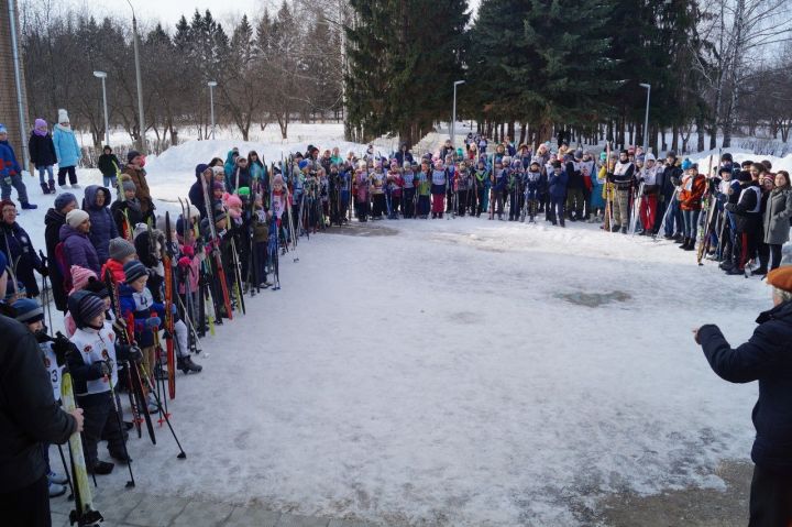 В поселке Октябрьский закрыли зимний спортивный сезон лыжной гонкой