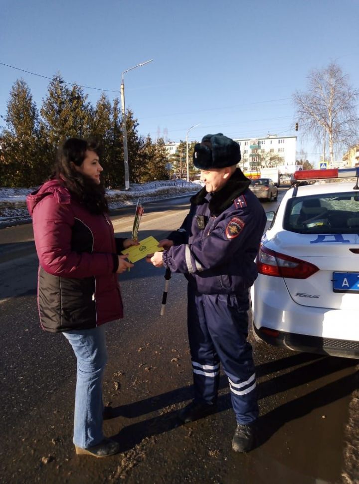 «Цветы для автоледи»: Cотрудники Зеленодольского ГИБДД поздравили представительниц прекрасного пола