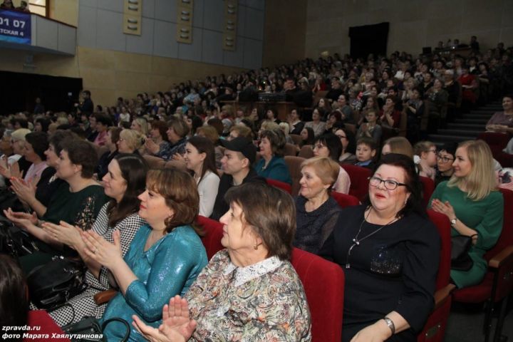 В ЦКИНТ им. Горького женщин Зеленодольска поздравили с 8 марта