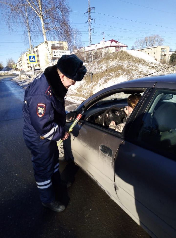 «Цветы для автоледи»: Cотрудники Зеленодольского ГИБДД поздравили представительниц прекрасного пола