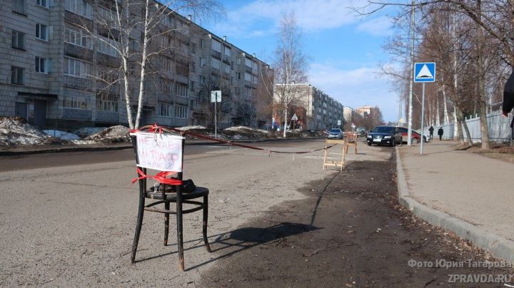В Зеленодольске установили дорожный «знак» на стульях?