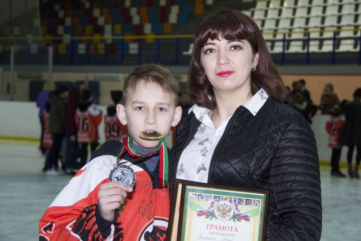 Награждение зеленодольской команды "Тигр": Юные хоккеисты впервые стали чемпионами РТ