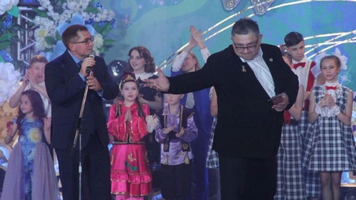 Генеральному продюсеру фестиваля «Созвездие-Йолдызлык» вручена медаль «За заслуги перед Зеленодольским районом»