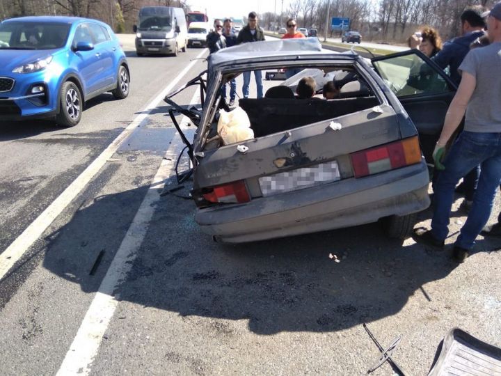 Водитель и два пассажира легковушки в Зеленодольском районе пострадали в аварии с грузовиком
