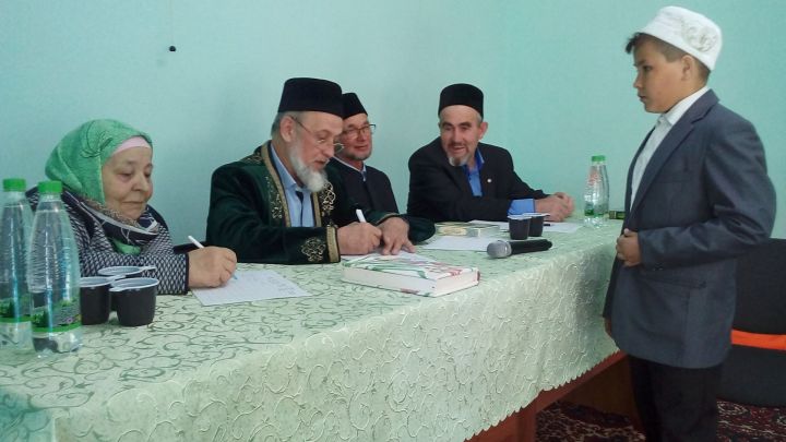 Муниципальный детский конкурс чтецов Корана прошёл в городской мечети Зеленодольска