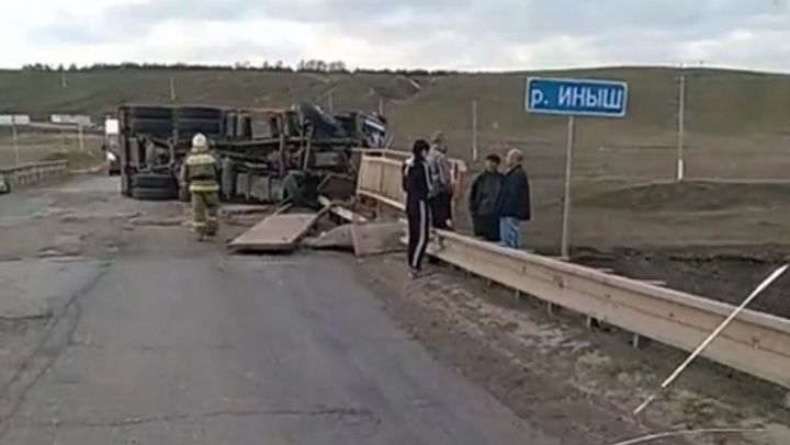 После жуткого ДТП водитель грузовика оказался под мостом