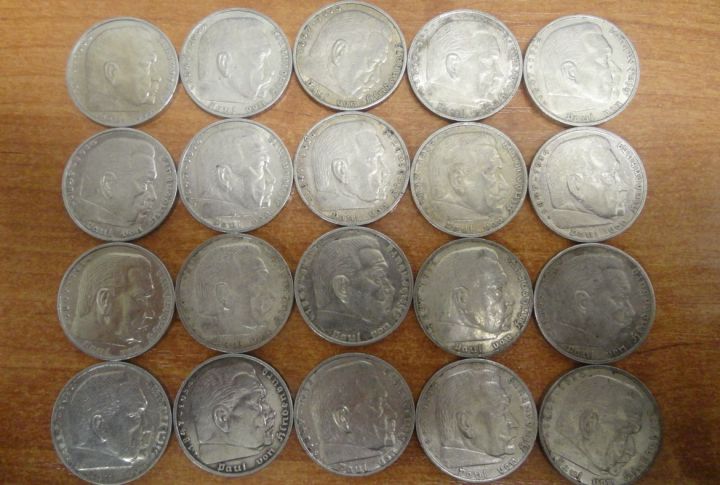 В аэропорту «Казань» в багаже пассажира обнаружили монеты времен Третьего рейха