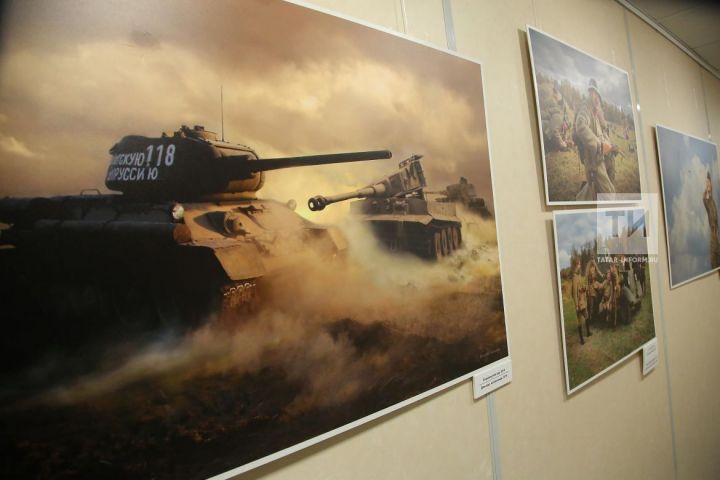В «Татмедиа» открылась выставка казанского фотохудожника «Ни шагу назад!»