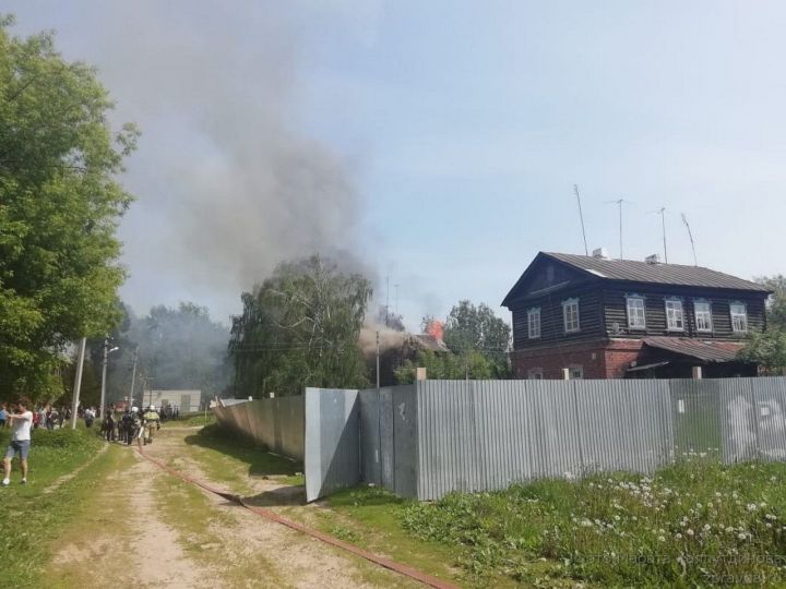 В Зеленодольске загорелся дом в «Полукамушках»
