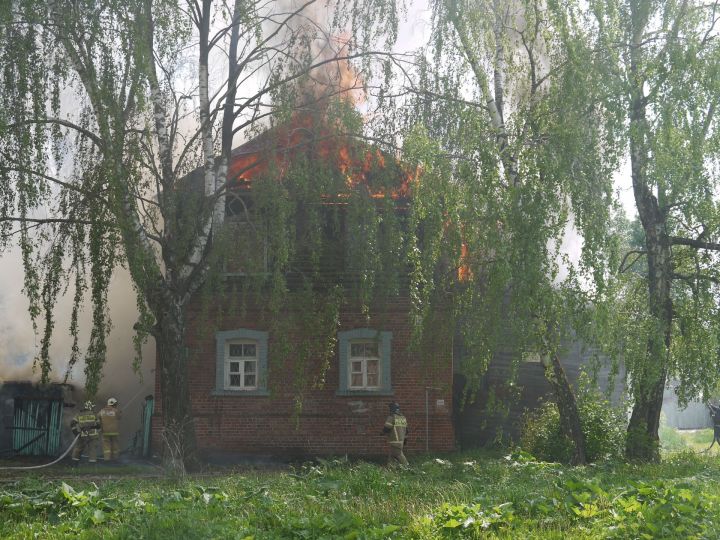 В Зеленодольске загорелся дом в «Полукамушках»