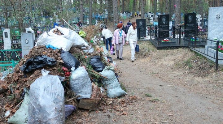 Радоница в Зеленодольске: скорбь и мусор