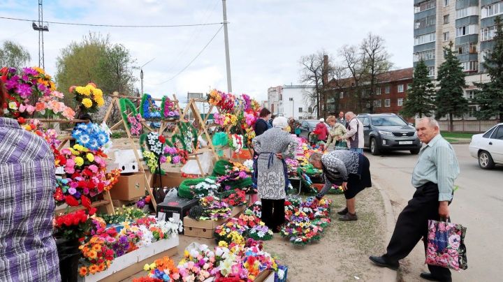 Радоница в Зеленодольске: скорбь и мусор