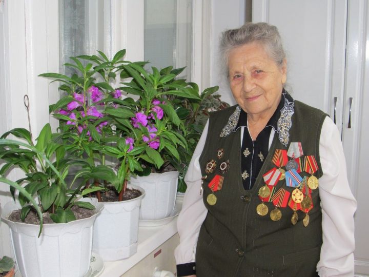 Медсестру Елену Бабичеву от пули спас орден Красной Звезды