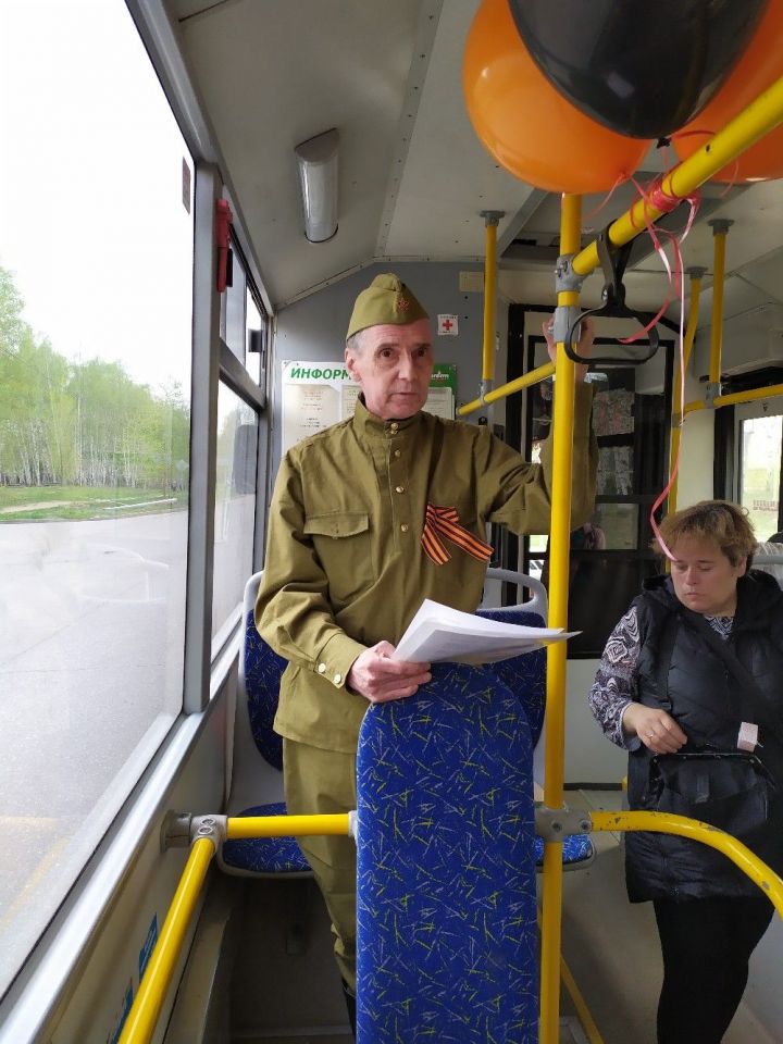 Пассажиров зеленодольского автобуса оригинально поздравили с Днем Победы