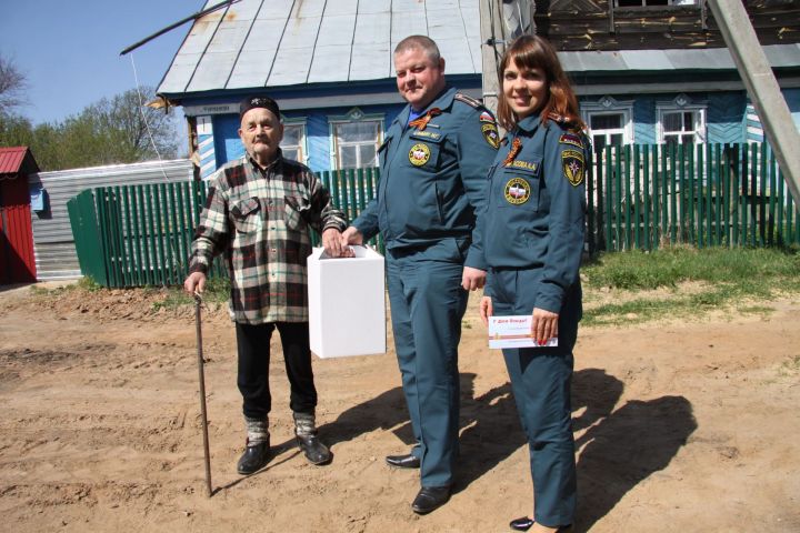 В Зеленодольском гарнизоне поздравили ветерана пожарной охраны