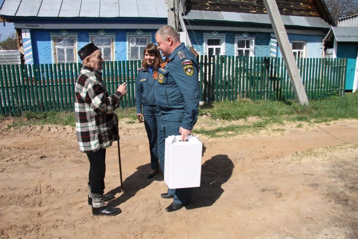 В Зеленодольском гарнизоне поздравили ветерана пожарной охраны