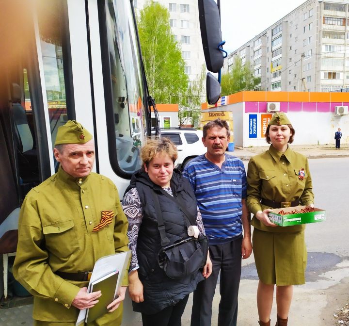Пассажиров зеленодольского автобуса оригинально поздравили с Днем Победы