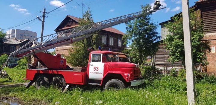 Третий пожар за неделю в одном районе Зеленодольска - "Полукамушках"