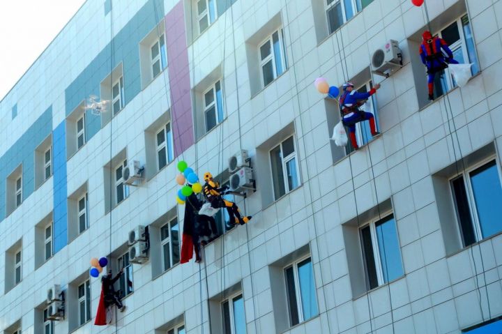 Пациентов ДРКБ поздравили с праздником спустившиеся с крыши супергерои