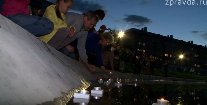 В Зеленодольске в День памяти и скорби десятки свечей опустились на водную гладь городского озера