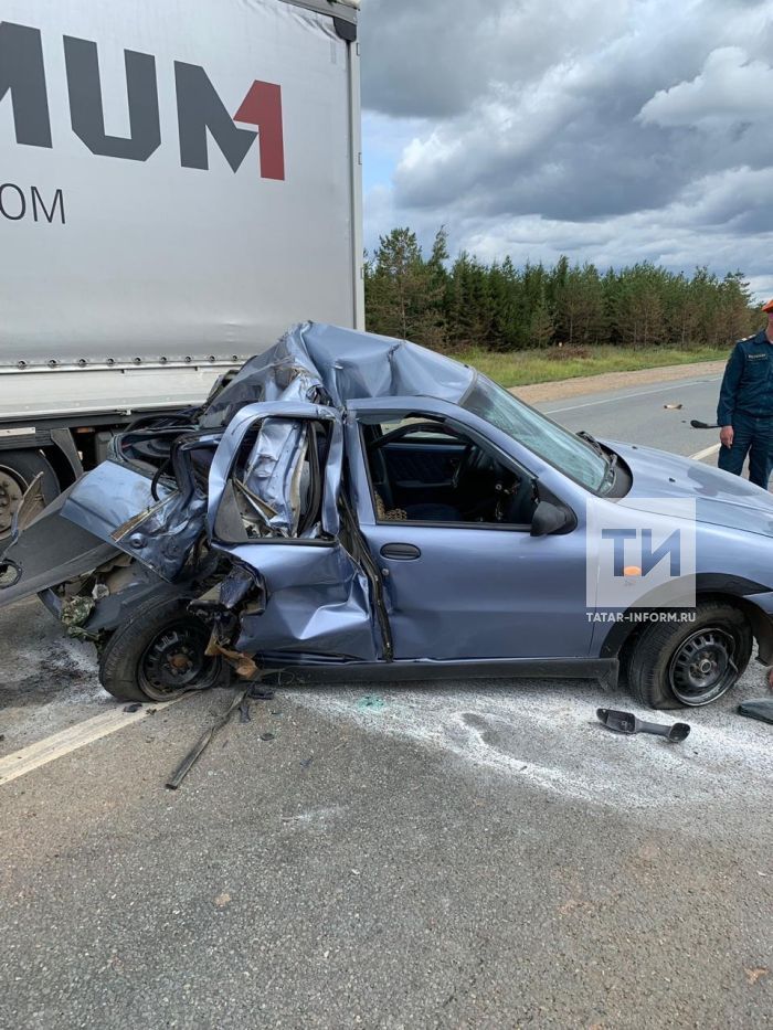 На трассе М7 в Татарстане «КАМАЗ» влетел в иномарку, погибла пассажирка легковушки