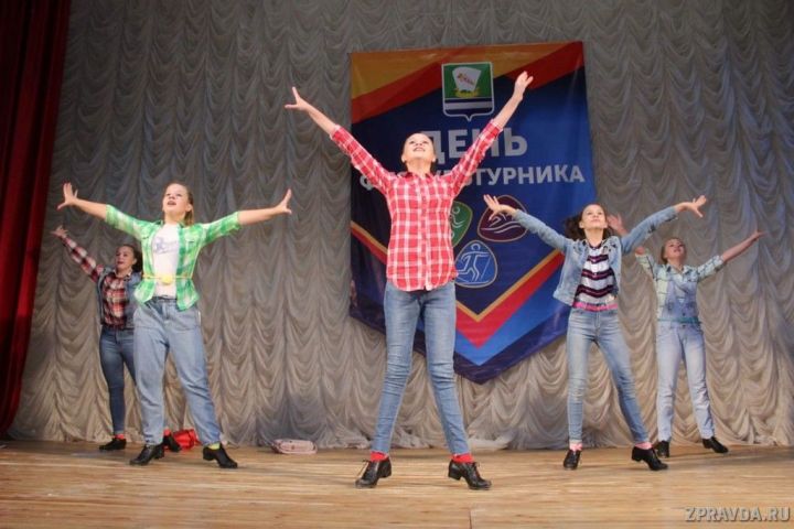 На сцене ДМШ в честь Дня физкультурника прошло награждение лучших спортсменов Зеленодольска