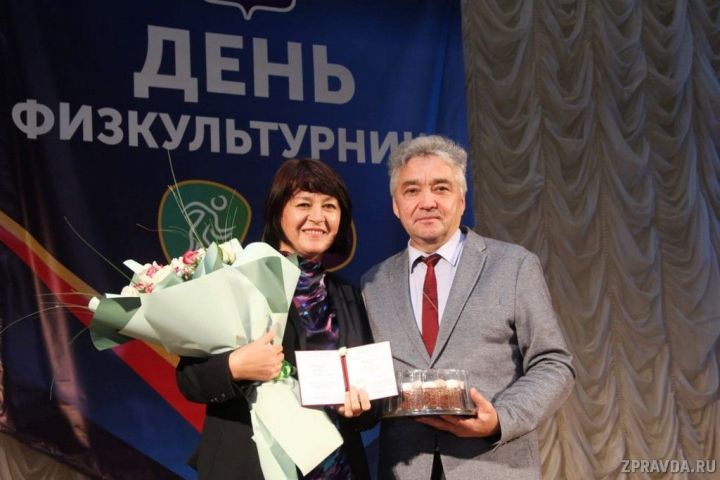 На сцене ДМШ в честь Дня физкультурника прошло награждение лучших спортсменов Зеленодольска