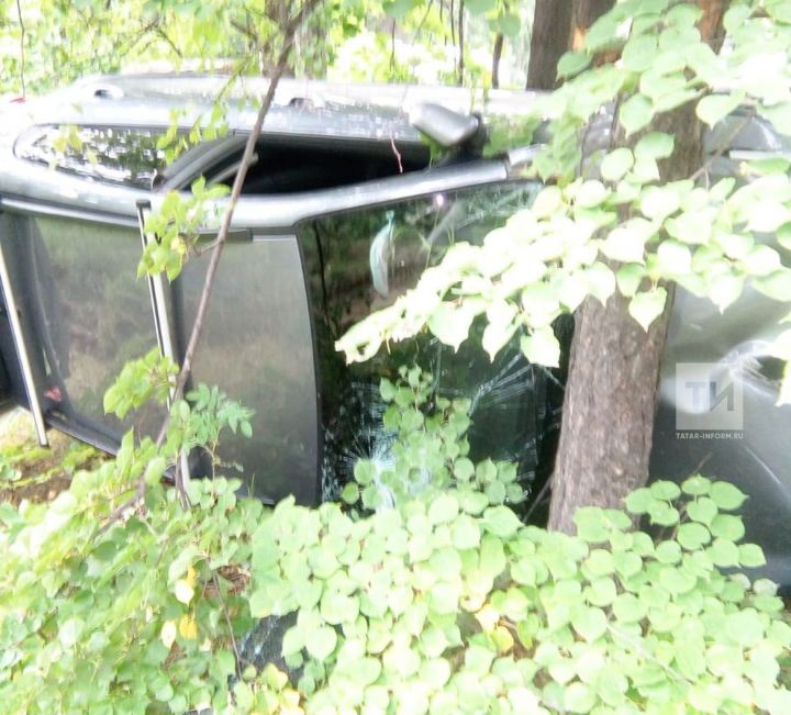 В Зеленодольском районе «Киа» опрокинулась с дороги, водитель госпитализирован