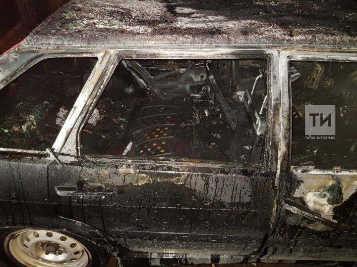 В Зеленодольске сгорела легковушка, второе авто пожарным удалось спасти