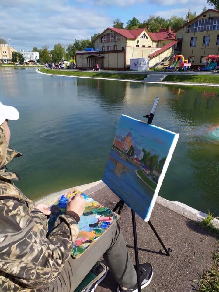 В День Республики зеленодольскими художниками был организован пленэр на городском озере
