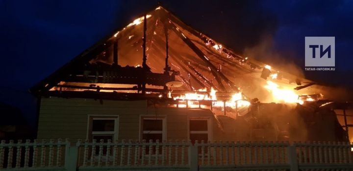 Житель Зеленодольска получил сильные ожоги, пытаясь спасти горящий дом и гараж