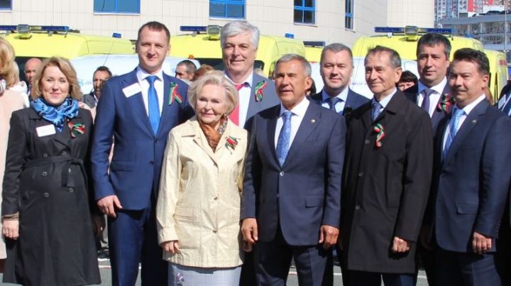 Президент РТ вручил Зеленодольской ЦРБ новую машину скорой помощи