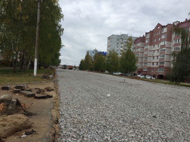 Фотофакт: В Зеленодольске приступили к асфальтированию участка дороги, расположенного в начале на улицы Комарова
