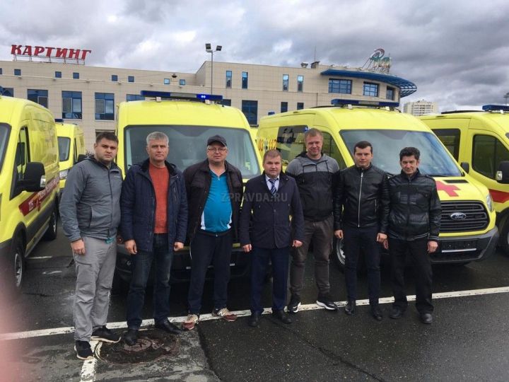 Шесть новых машин скорой помощи получил Зеленодольский район от Рустама Минниханова