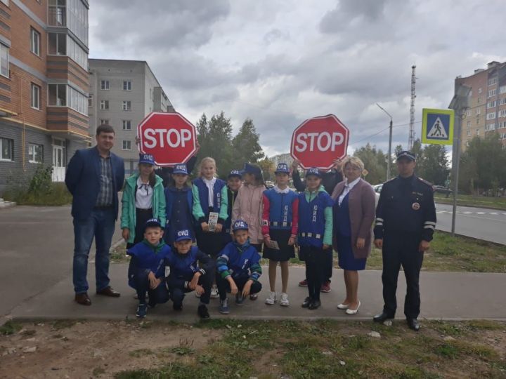 Сотрудники Зеленодольского ОГИБДД вместе с ЮИД провели акцию «Шагающий автобус»