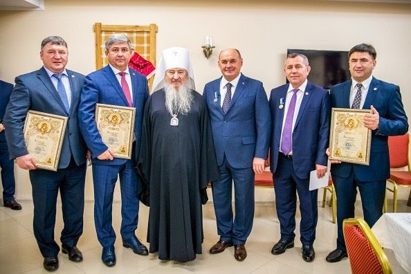 Владыка Феофан наградил Михаила Афанасьева за большой вклад в развитие духовной жизни РТ