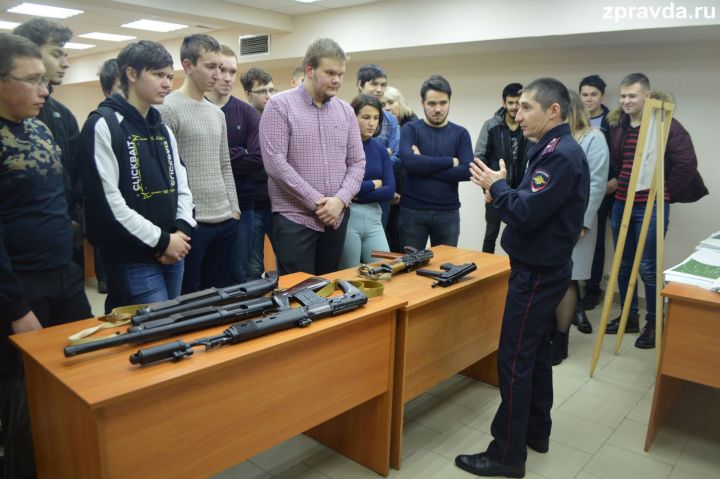 Зеленодольским студентам провели экскурсию и рассказали о службе в полиции
