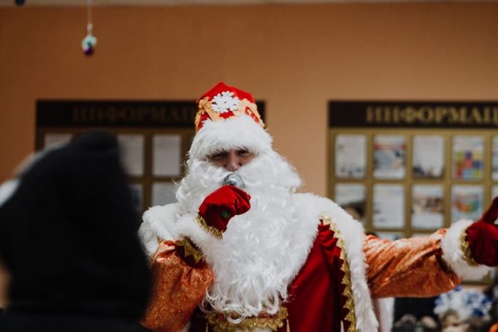 В рамках пиар-акции "Полицейский Дед Мороз"в ЦДТ было организовано новогоднее представление для детей
