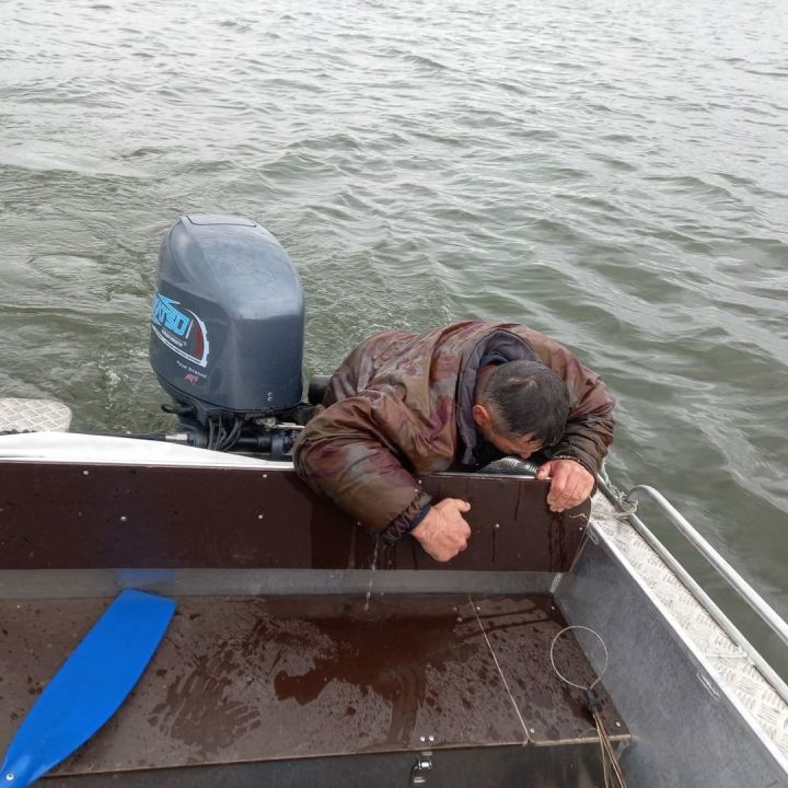 Сотрудники заказника "Волжские просторы" спасли тонущего рыбака