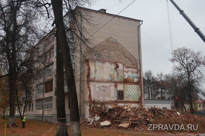 Фото: Дом №14 по ул.Ленина заканчивают ремонтировать, а его близнец, дом №8, заканчивают сносить