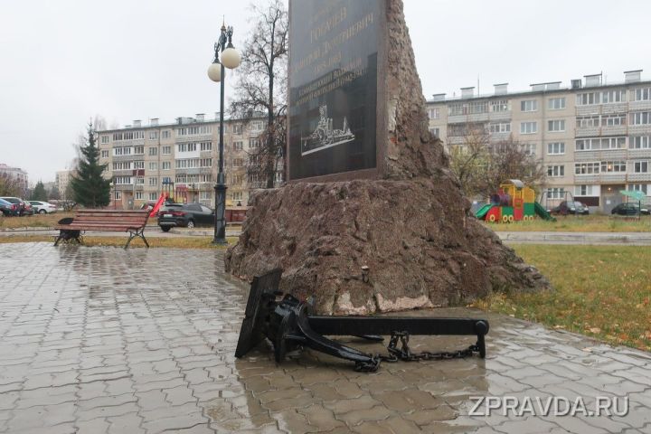 Фото: Уже который день лежит перевёрнутым якорь перед памятником контр-адмиралу Дмитрию Рогачёву