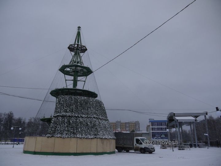 На стадионе "Авангард" начали собирать главную новогоднюю ёлку Зеленодольска