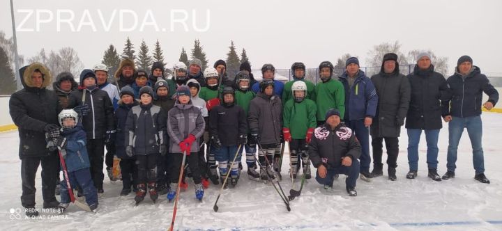 В селе Нижние Ураспуги прошел товарищеский матч по хоккею