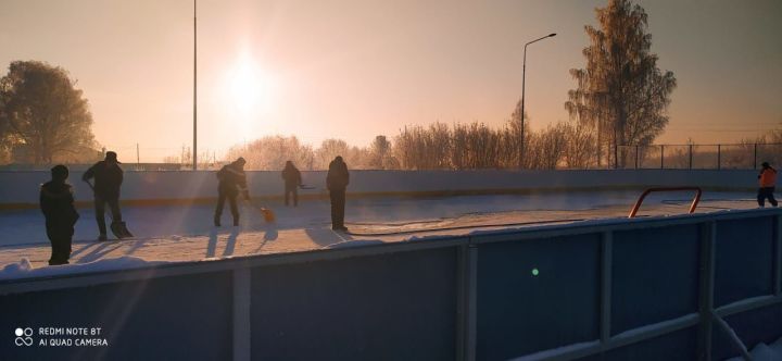 Жители села Нижние Ураспуги самостоятельно поготовили хоккейную площадку к сезону