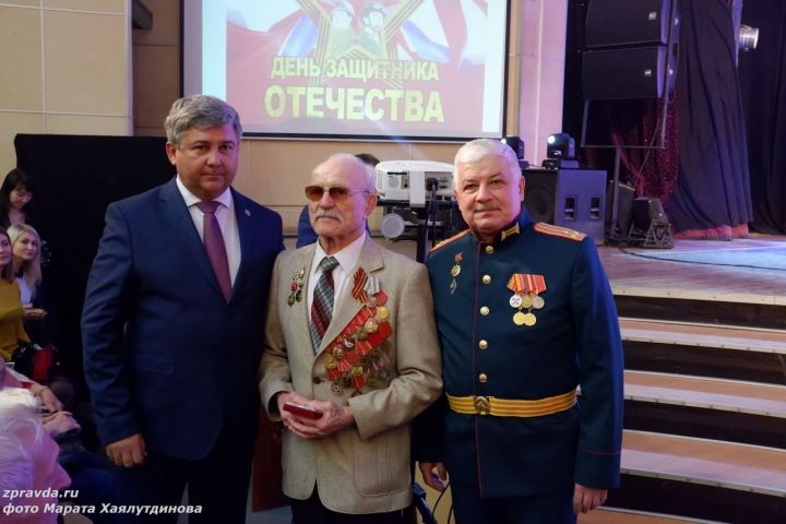 Михаил Афанасьев поздравляет зеленодольцев с Днем защитника Отечества