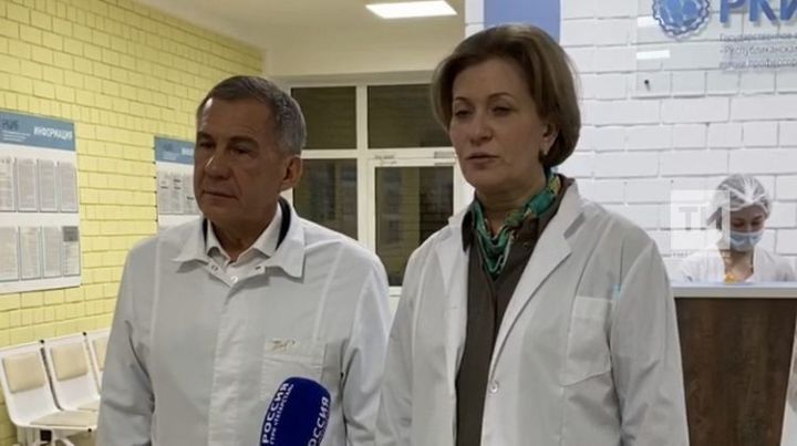 Попова и Минниханов посетили больницу, где разместили эвакуированных россиян из Японии