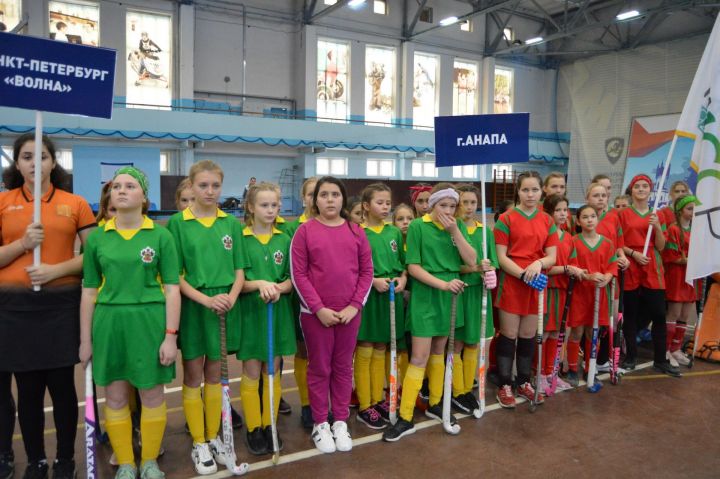 В спорткомплексе «Маяк» продолжается  турнир по хоккею на траве среди девушек
