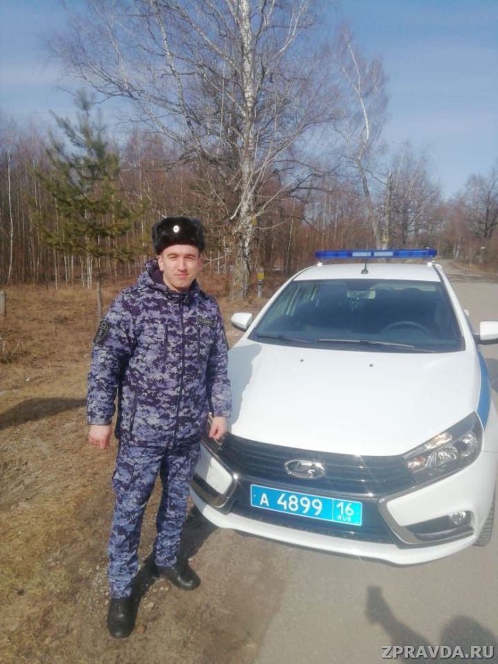 Президент Татарстана вручил сотрудникам Зеленодольского отдела вневедомственной охраны ключи от новой машины «Лада Веста»