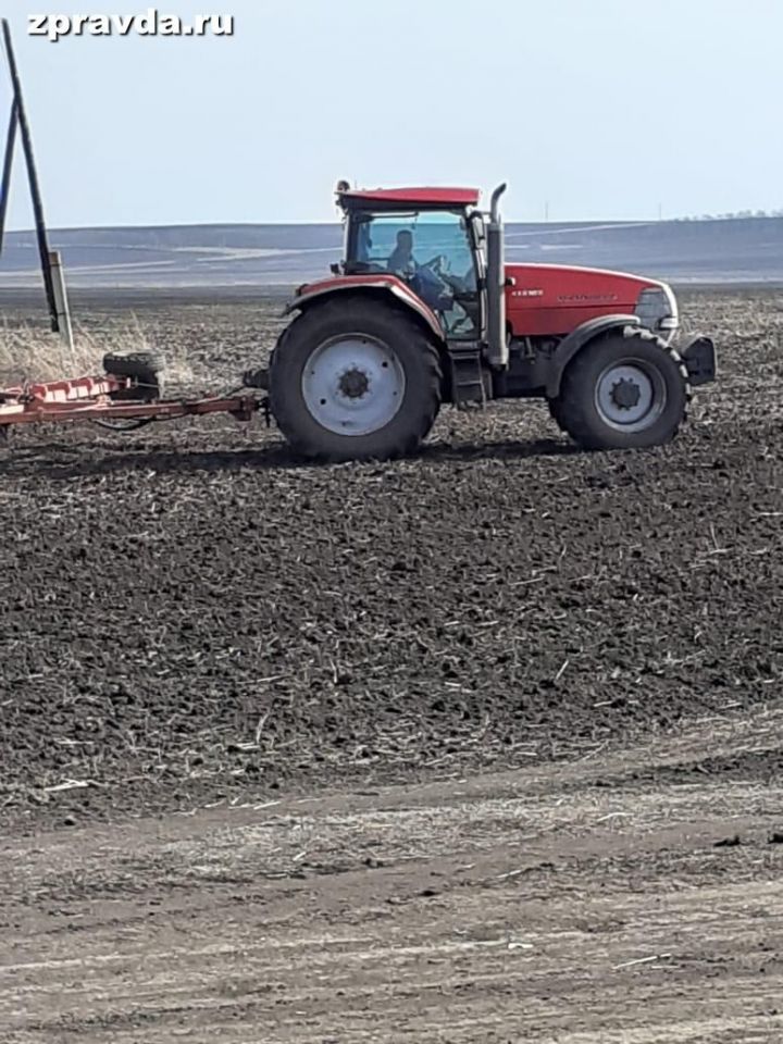 В Зеленодольском районе идут весенние работы по боронованию земель и внесению удобрений